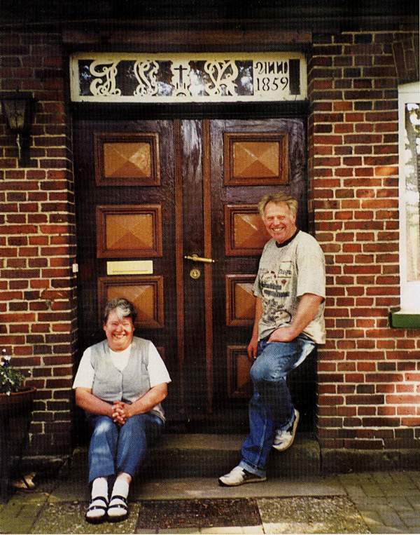 Haustür mit Renate und Hans Röhr